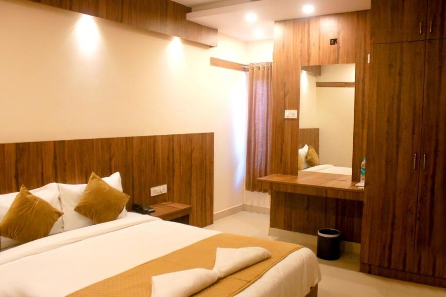Hotel Sakura Inn Хосур Екстер'єр фото
